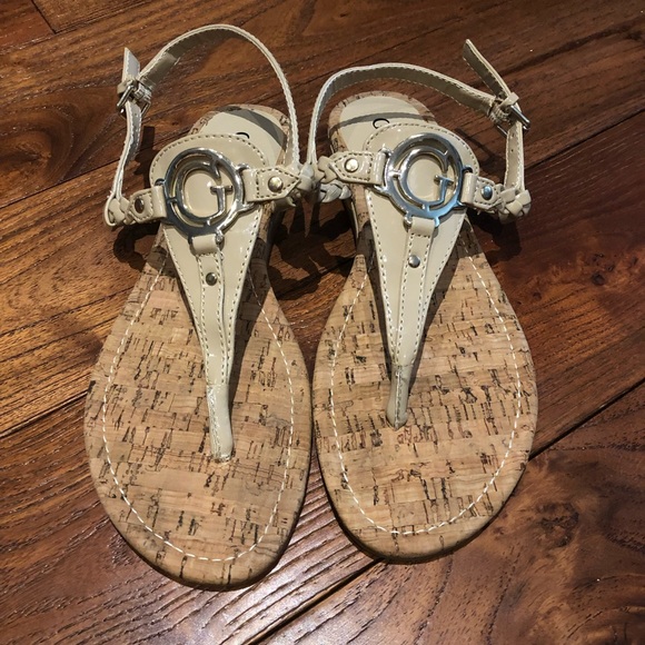 Guess flat T-strap sandals defined by metal logo shiny cream colour sz 6. - Picture 4 of 8